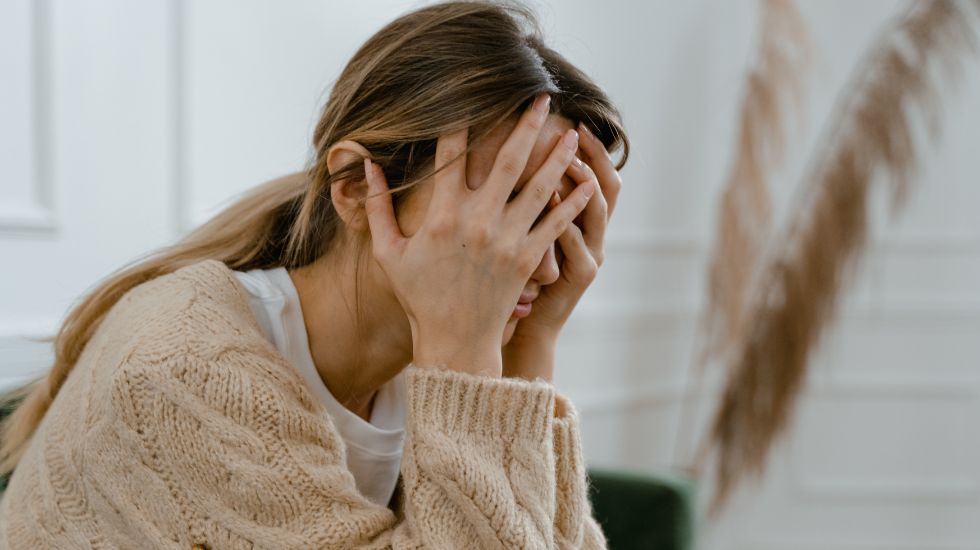 Mujer con ataque de ansiedad